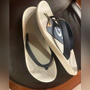 Olukai women’s sandals size 9